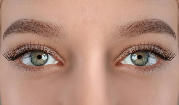Vacker Kvinna Med Perfekta Ögonbryn Närbild — Stockfoto