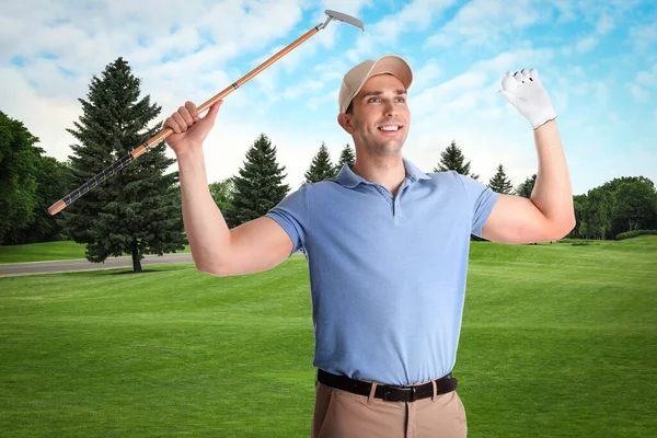 Ung Man Med Golfklubba Green Course — Stockfoto