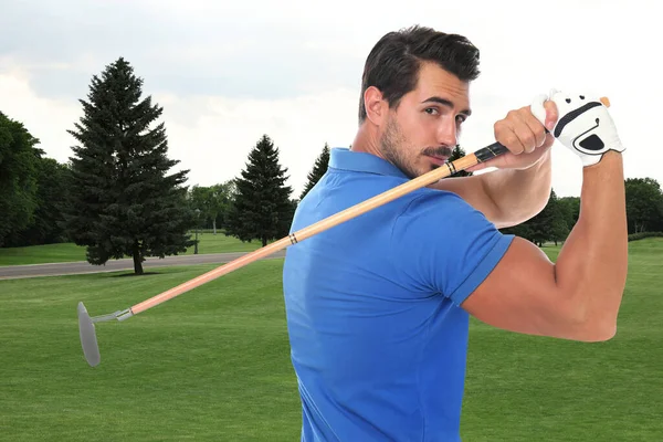 Junger Mann Spielt Golf Auf Golfplatz Mit Grünem Gras — Stockfoto