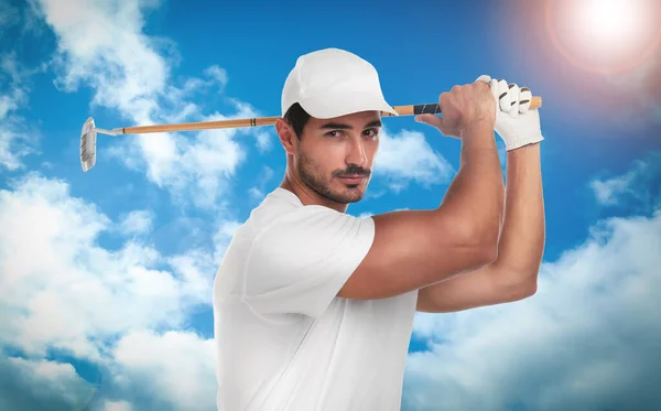 Jovem Jogando Golfe Contra Céu Azul — Fotografia de Stock