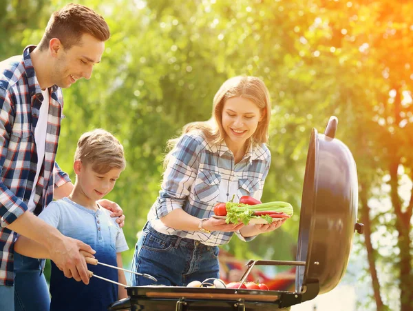 Happy Family Having Barbecue Modern Grill Szabadban Napsütéses Napon — Stock Fotó