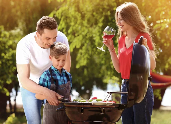 Happy Family Having Barbecue Modern Grill Szabadban — Stock Fotó