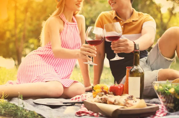 Bahçede Oturup Şarap Içen Mutlu Çift Yakın Plan Yaz Pikniği — Stok fotoğraf