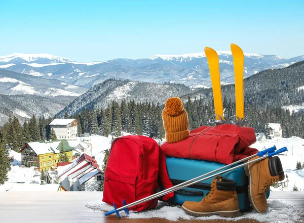 Valise Avec Vêtements Chauds Sur Une Surface Bois Contre Beau — Photo