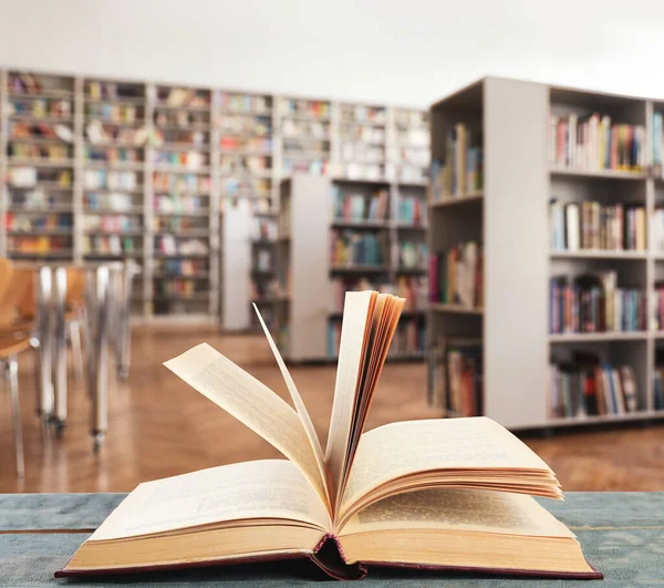 Libro Abierto Tapa Dura Sobre Mesa Madera Biblioteca —  Fotos de Stock