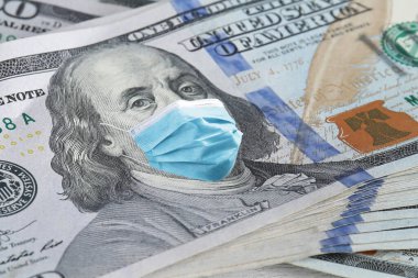 Yüz maskeli 100 dolarlık banknot, yakın plan.