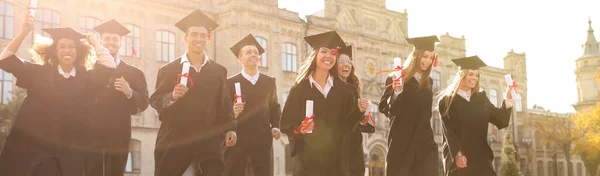 Estudantes Felizes Com Diplomas Perto Campus Design Banner — Fotografia de Stock