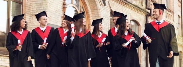 Boldog Diákok Diplomával Kampusz Közelében Bannertervezés — Stock Fotó