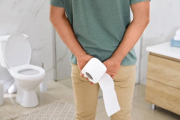 Чоловік Туалетним Папером Страждає Від Геморою Кімнаті Відпочинку Крупним Планом — стокове фото