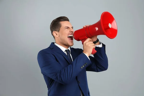 Bonito Homem Com Megafone Fundo Cinza — Fotografia de Stock