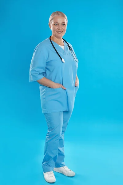 Portrét Zralého Lékaře Stetoskopem Modrém Pozadí — Stock fotografie