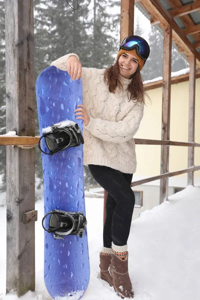 Mujer Joven Con Snowboard Usando Ropa Deportiva Invierno Gafas Aire —  Fotos de Stock