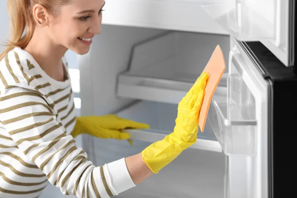 Mujer Con Guantes Goma Limpiando Nevera Vacía Con Trapo Casa — Foto de Stock