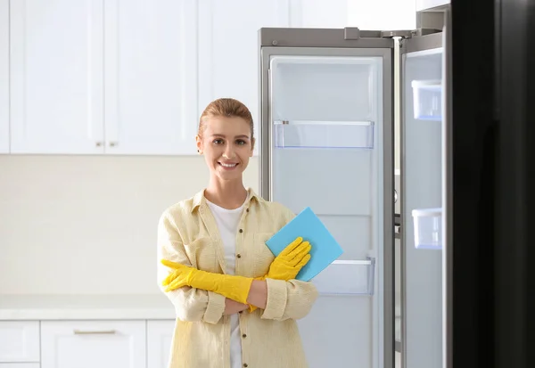 Mujer Joven Con Trapo Cerca Nevera Limpia Cocina — Foto de Stock