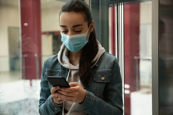 Mujer Joven Con Máscara Desechable Smartphone Ascensor Virus Peligroso — Foto de Stock