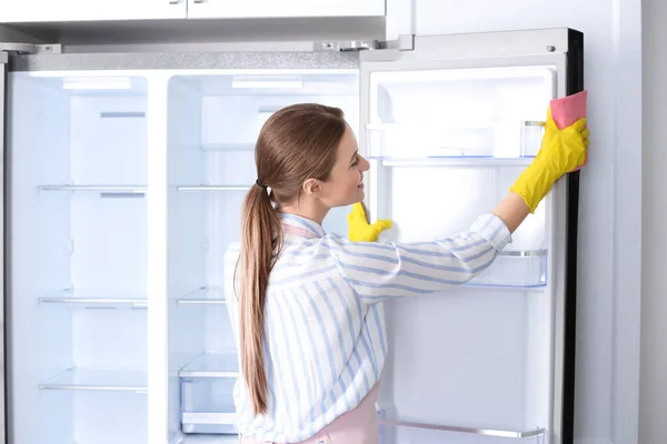 Femme Gants Caoutchouc Nettoyage Réfrigérateur Maison — Photo
