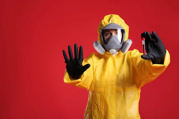 Kimyasal Koruyucu Giysili Bir Kadın Kırmızı Arka Planda Test Tüpü — Stok fotoğraf