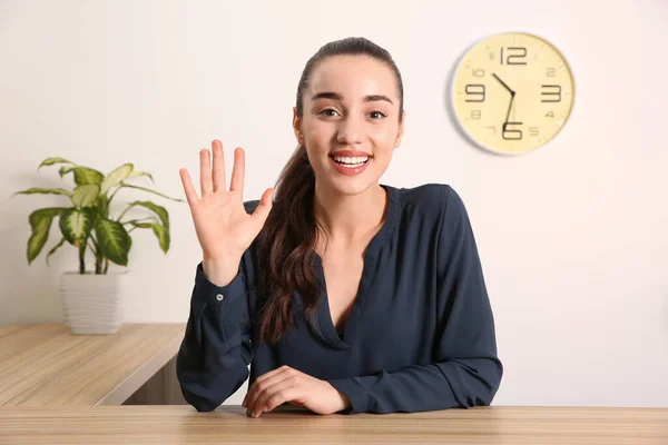 Mujer Joven Utilizando Chat Vídeo Interior Vista Desde Cámara Web — Foto de Stock