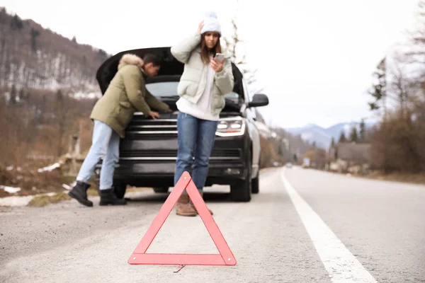 Hombre Mujer Cerca Coche Roto Aire Libre Centran Señal Parada — Foto de Stock