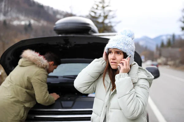 Emocional Joven Mujer Hablando Por Teléfono Mientras Hombre Estresado Reparar — Foto de Stock