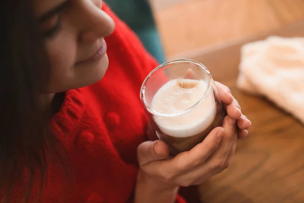 Donna Con Caffè Fresco Del Mattino Tavola Nel Caffè Primo — Foto Stock