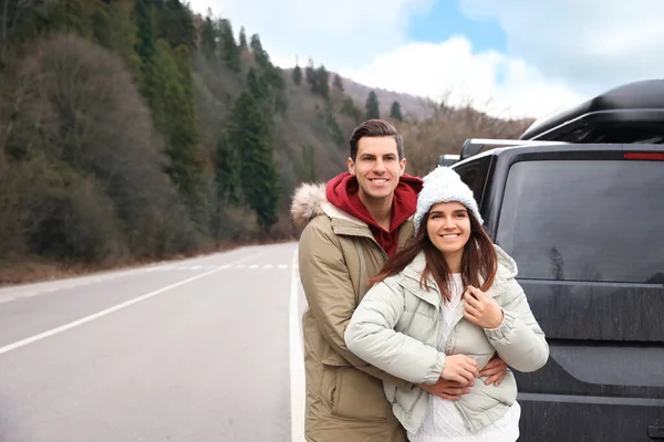 Joyeux Couple Près Voiture Sur Route Vacances Hiver — Photo