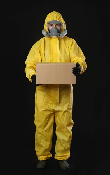 Homem Vestindo Terno Proteção Química Com Caixa Papelão Fundo Preto — Fotografia de Stock