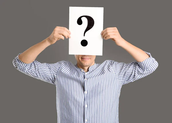 Man Holding Paper Question Mark Grey Background — Stock Photo, Image