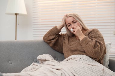 Evde soğuktan acı çeken olgun bir kadın. Tehlikeli bir virüs.