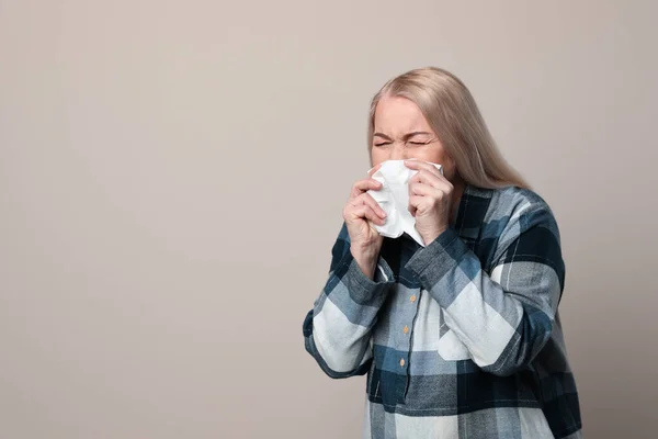 ベージュの背景に病気の成熟した女性 テキストのためのスペース 危険なウイルス — ストック写真