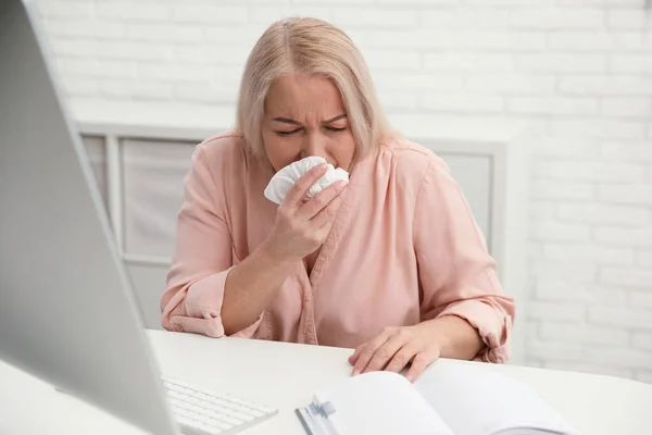 Nemocná Dospělá Žena Pracovišti Nebezpečný Virus — Stock fotografie