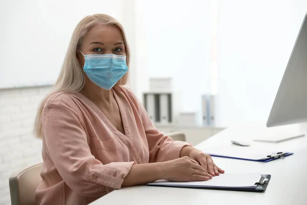 Mujer Madura Con Máscara Médica Lugar Trabajo Virus Peligroso — Foto de Stock