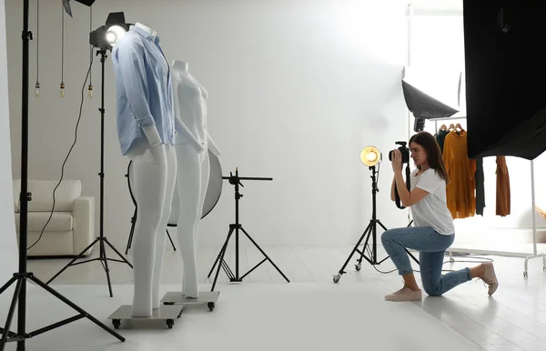 Profesyonel Fotoğrafçı Fotoğraf Stüdyosunda Modern Kıyafetlerle Hayalet Mankenlerin Fotoğrafını Çekiyor — Stok fotoğraf