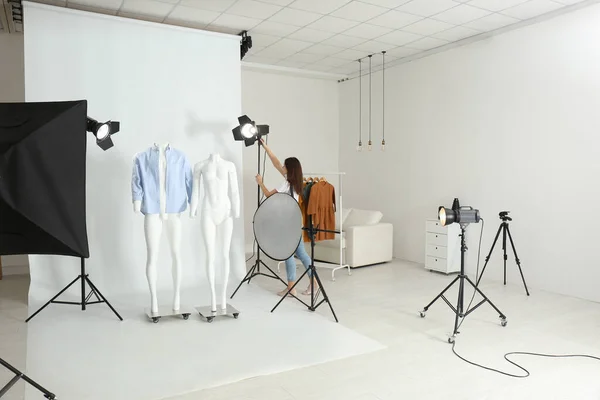 Modern Elbiseli Hayalet Mankenler Fotoğraf Stüdyosunda Işıklandırmayı Tamir Eden Profesyonel — Stok fotoğraf