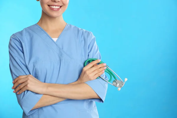 Vue Rapprochée Jeune Médecin Avec Stéthoscope Sur Fond Bleu Espace — Photo