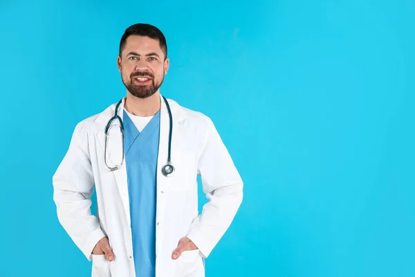 Reifer Arzt Mit Stethoskop Auf Blauem Hintergrund Platz Für Text — Stockfoto