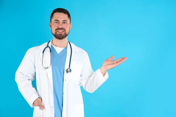 Médico Maduro Com Estetoscópio Fundo Azul Espaço Para Texto — Fotografia de Stock