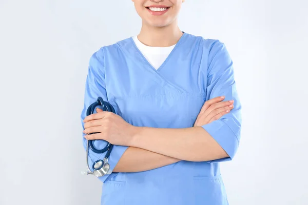 Jeune Médecin Avec Stéthoscope Sur Fond Clair Gros Plan — Photo