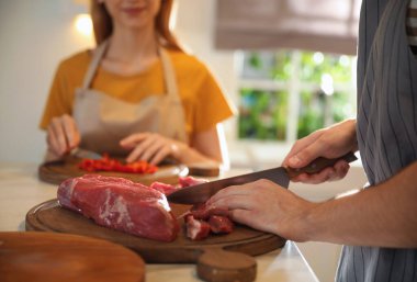 İnsanlar mutfakta birlikte yemek pişiriyor, yakın çekim yapıyorlar.