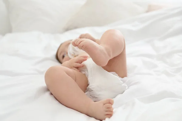 Мила Маленька Дитина Підгузник Ліжку — стокове фото