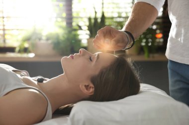 Kristal iyileştirme seansında terapi odasında genç bir kadın.