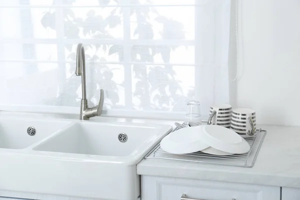 Sauberes Geschirr Trocknet Auf Rack Moderner Küche — Stockfoto