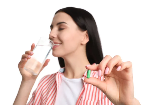 Mujer Joven Con Vaso Agua Cápsula Vitamínica Sobre Fondo Blanco — Foto de Stock