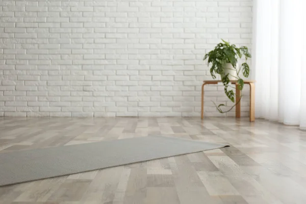 Tapis Yoga Gris Déroulé Sur Sol Dans Chambre — Photo