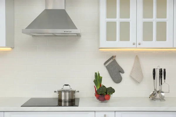 現代のキッチンのストーブと新鮮な野菜の鍋 — ストック写真