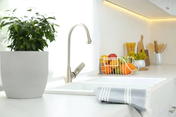 Hermoso Lavabo Blanco Cerca Ventana Cocina Moderna — Foto de Stock