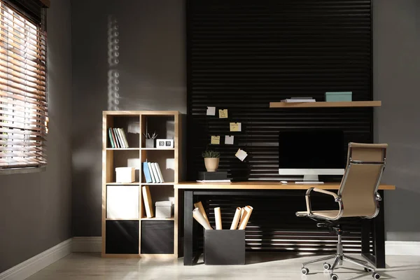 Komfortabler Arbeitsplatz Mit Computer Und Bürostuhl Stilvolles Interieur — Stockfoto