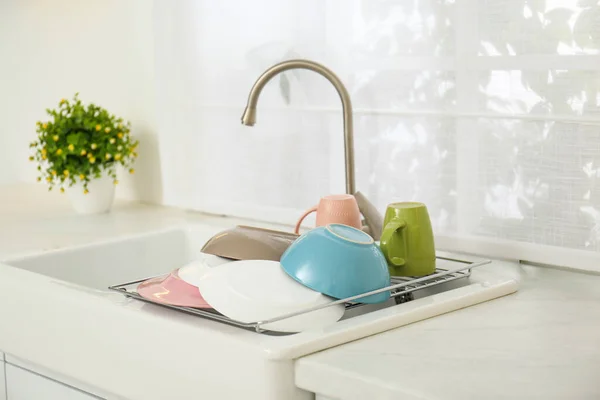 Wäscheständer Mit Sauberem Geschirr Über Spüle Der Küche — Stockfoto