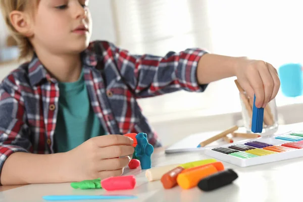 テーブルの屋内でプラスチックで遊んでいる小さな男の子 閉じます 創作趣味 — ストック写真