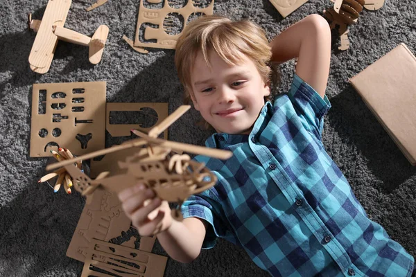 Kleiner Junge Der Hause Mit Einem Hubschrauber Aus Pappe Auf — Stockfoto